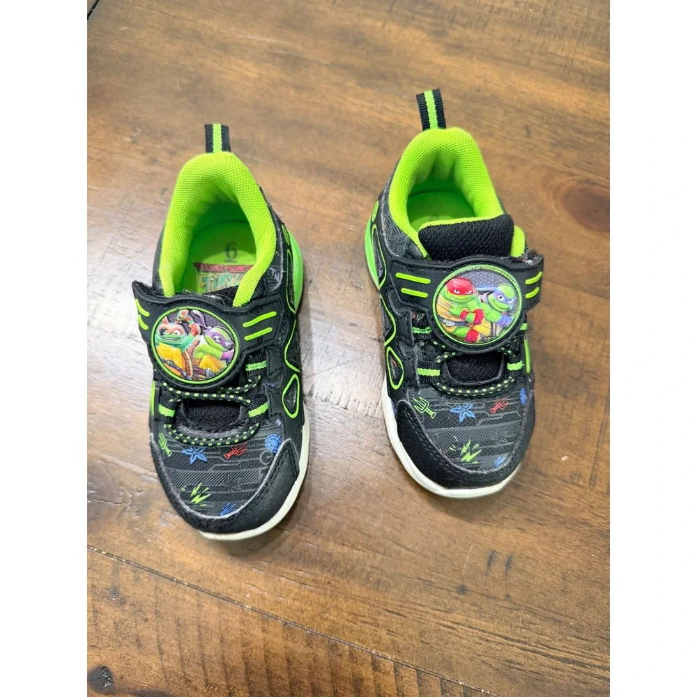 Nickelodeon TMNT Toddler Boys Light Up Sneakers Black Green BTTM44AC003 Size 6